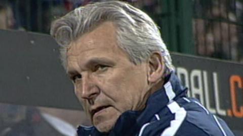 Henryk Kasperczak podczas meczu Wisła Kraków - Schalke 04 1:1 (28.11.2002).