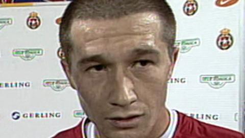 Mirosław Szymkowiak w przerwie meczu Wisła Kraków - Schalke 04 1:1 (28.11.2002).