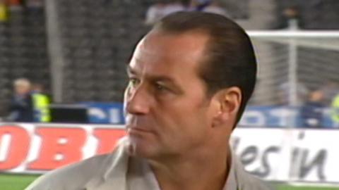 Huub Stevens podczas meczu Hertha BSC Berlin - Groclin Dyskobolia Grodzisk Wielkopolski 0:0 (24.09.2003).